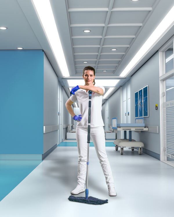 Bildkomposition Frau in einem Krankenhaus mit ergonomischen Mop